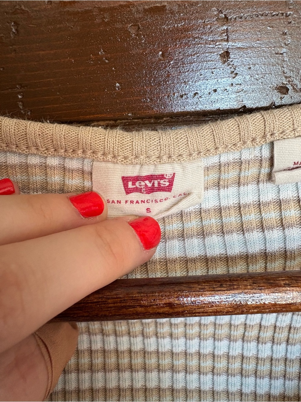 Levi’s Ribbed Snap Front Baby Tee Beige/Light Blue Stripe Size Small 90s inspo - Picture 2 of 9